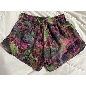 Lululemon Hotty Hot Low rise Lined Short 2.5 Vivid Floral Tone Multi/Gray Size 2